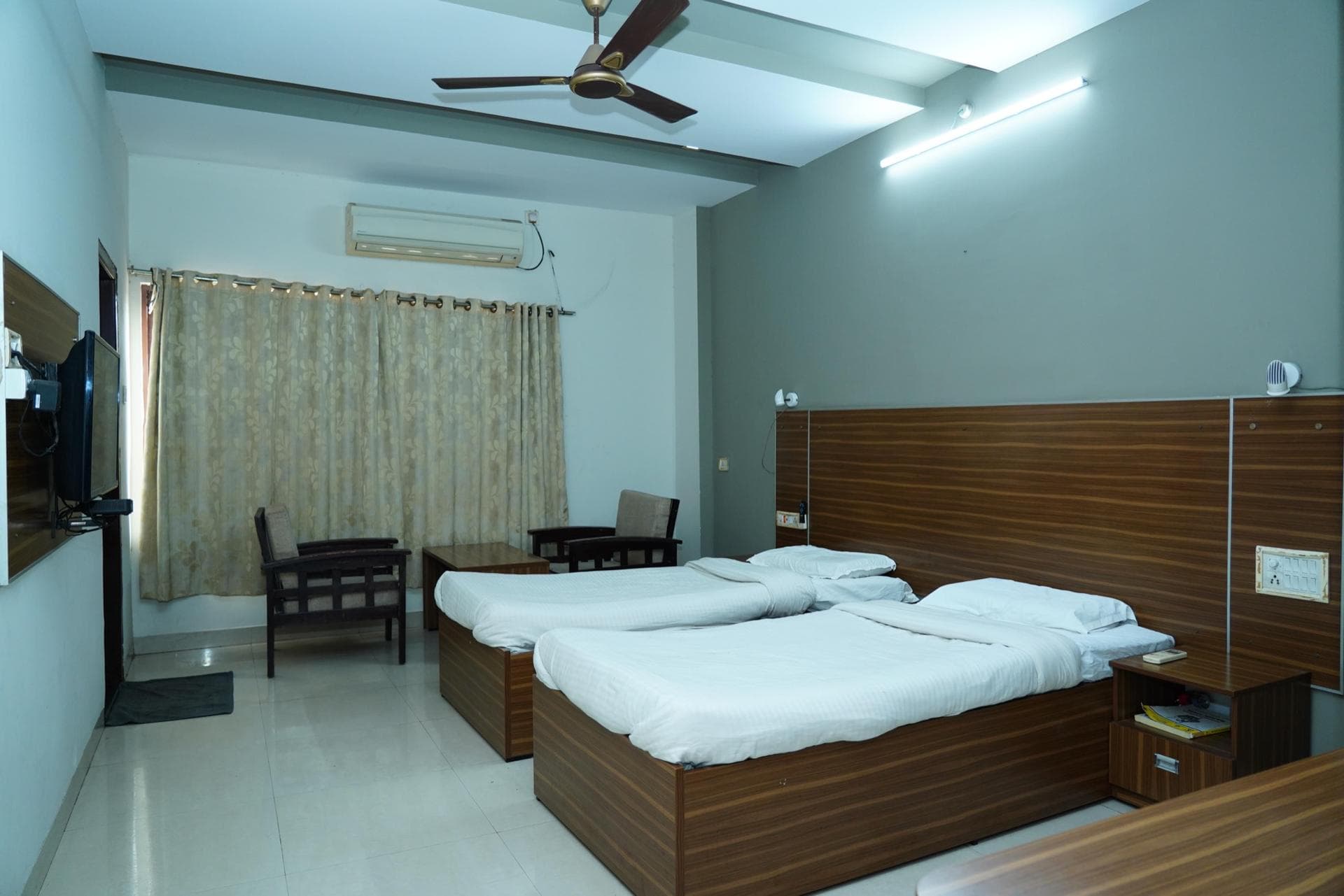 AC Double Room Hotel Sree Vijayalakshmi Toranagallu