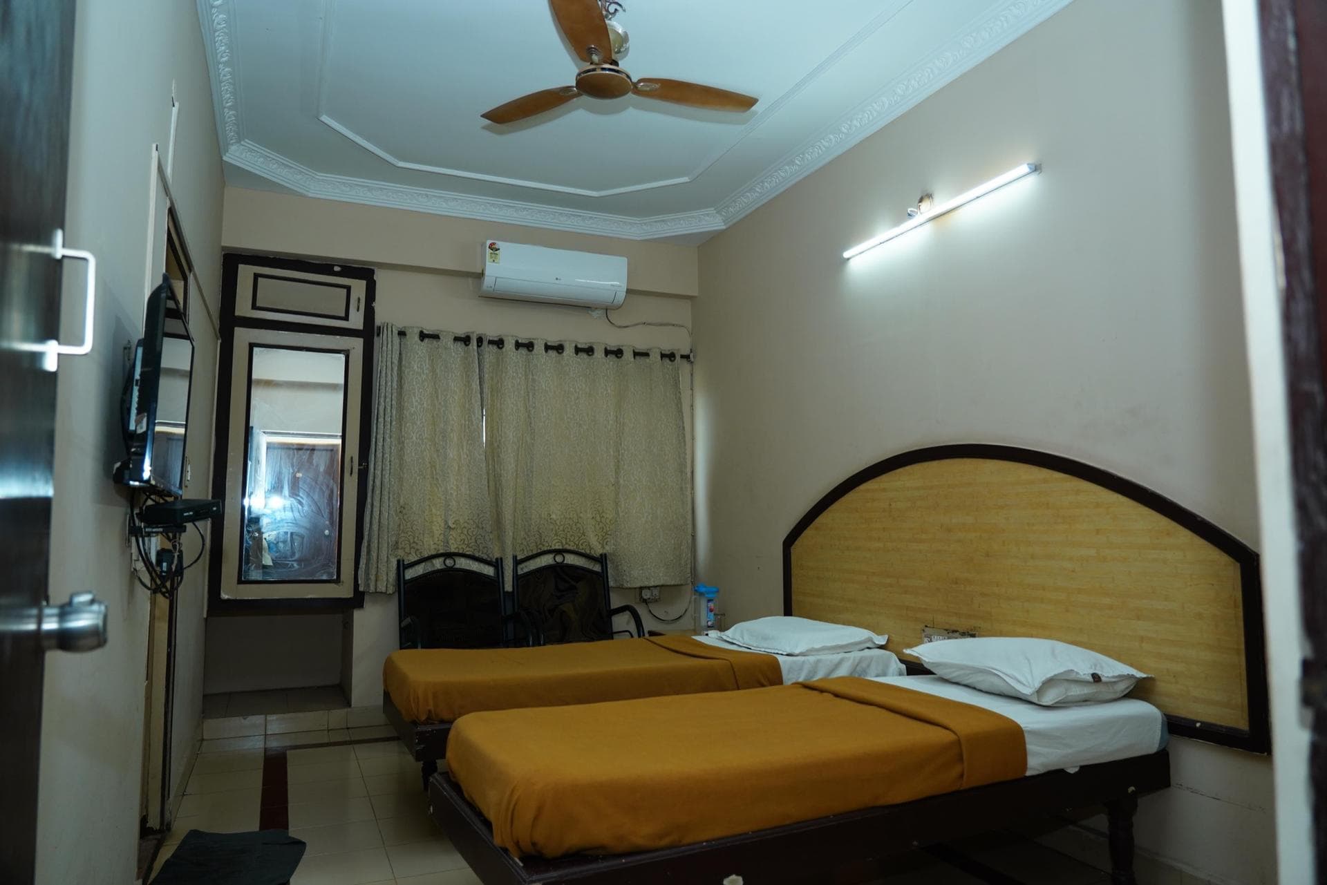 Hotel Sree Vijayalakshmi - double ac room thumbnail