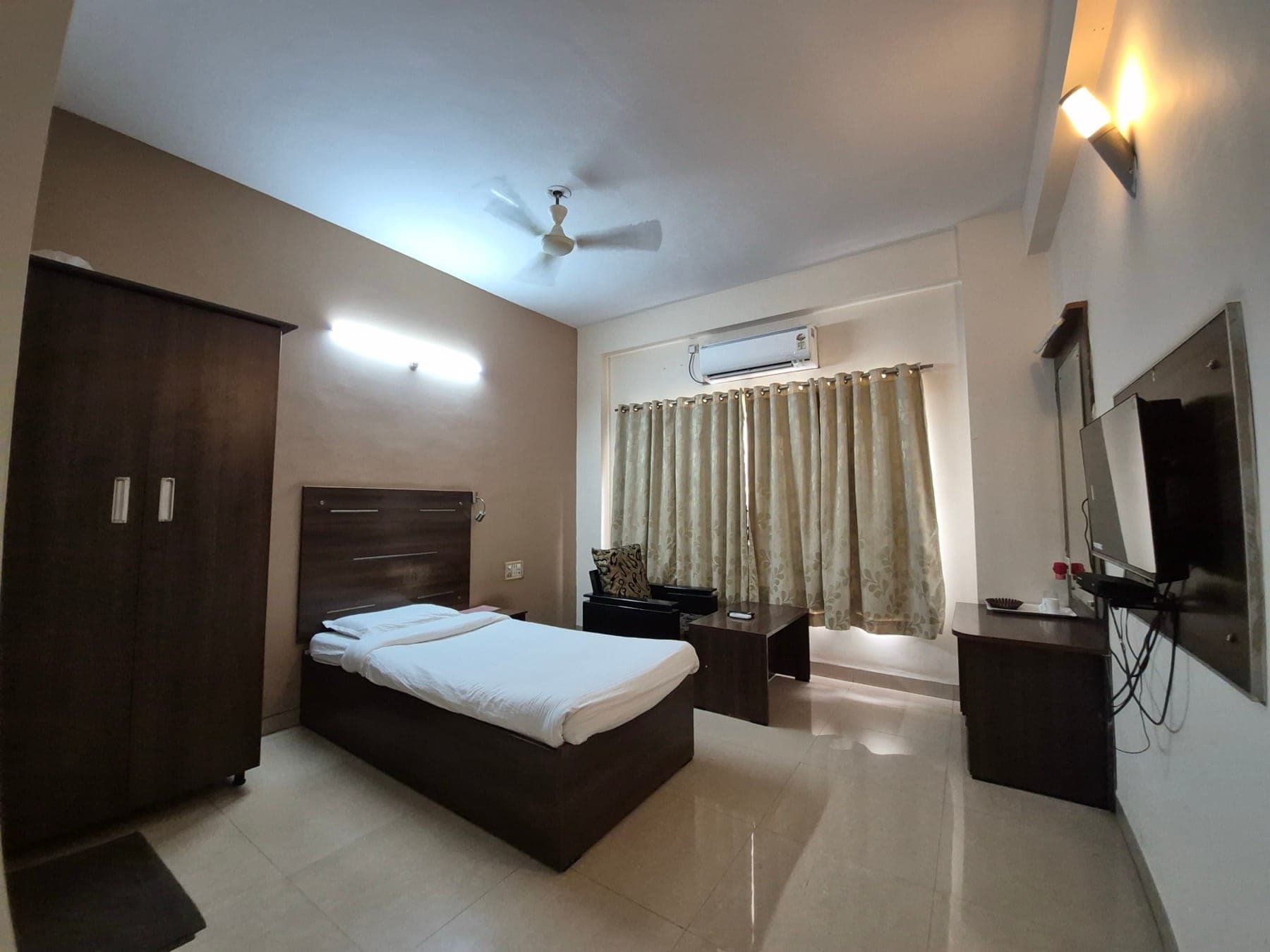 Deluxe Single Room at Hotel Sree Vijayalakshmi Toranagallu