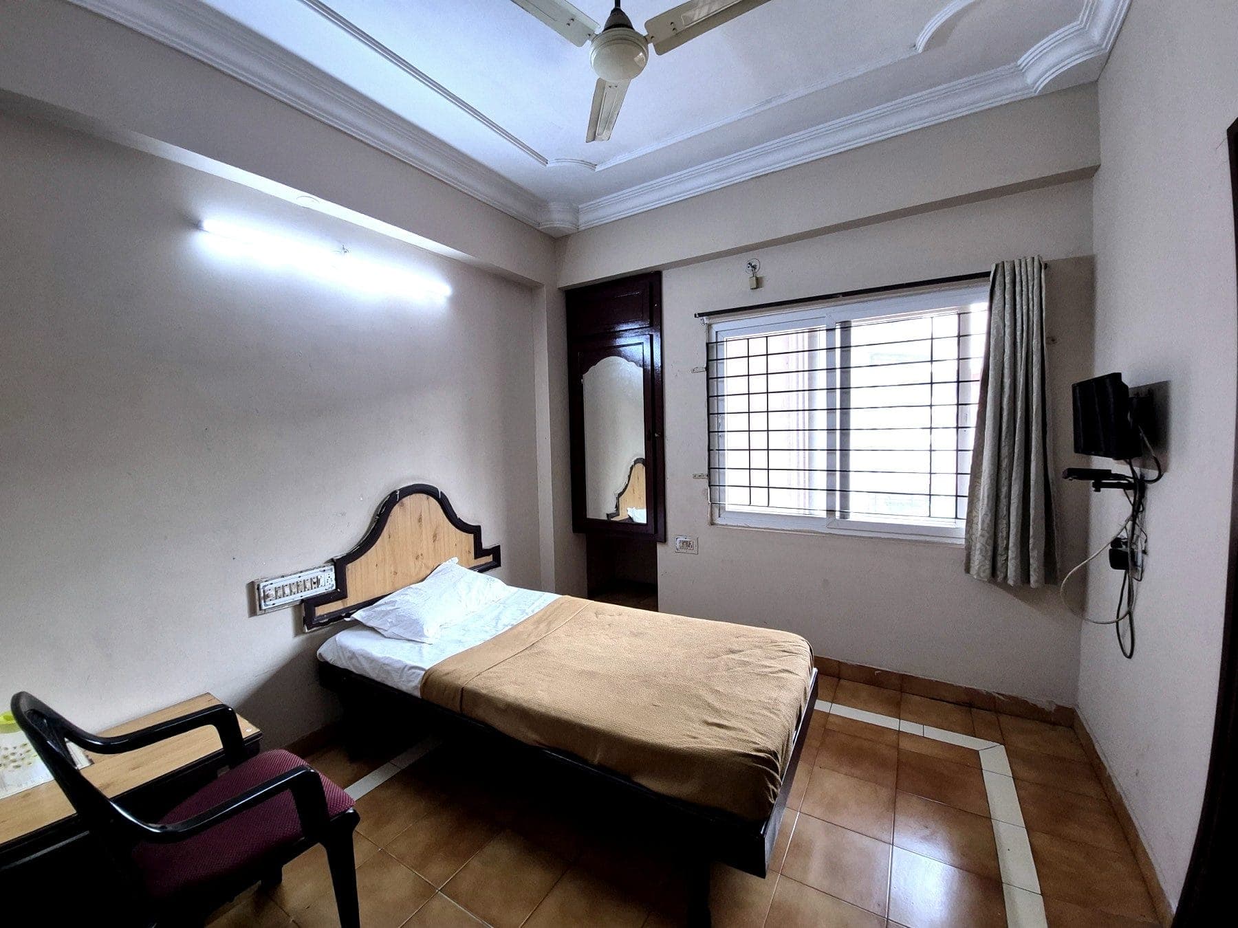 Budget Single Non-AC Room at Hotel Sree Vijayalakshmi Toranagallu